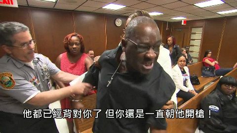 父亲在法庭面对杀死自己儿子的凶手